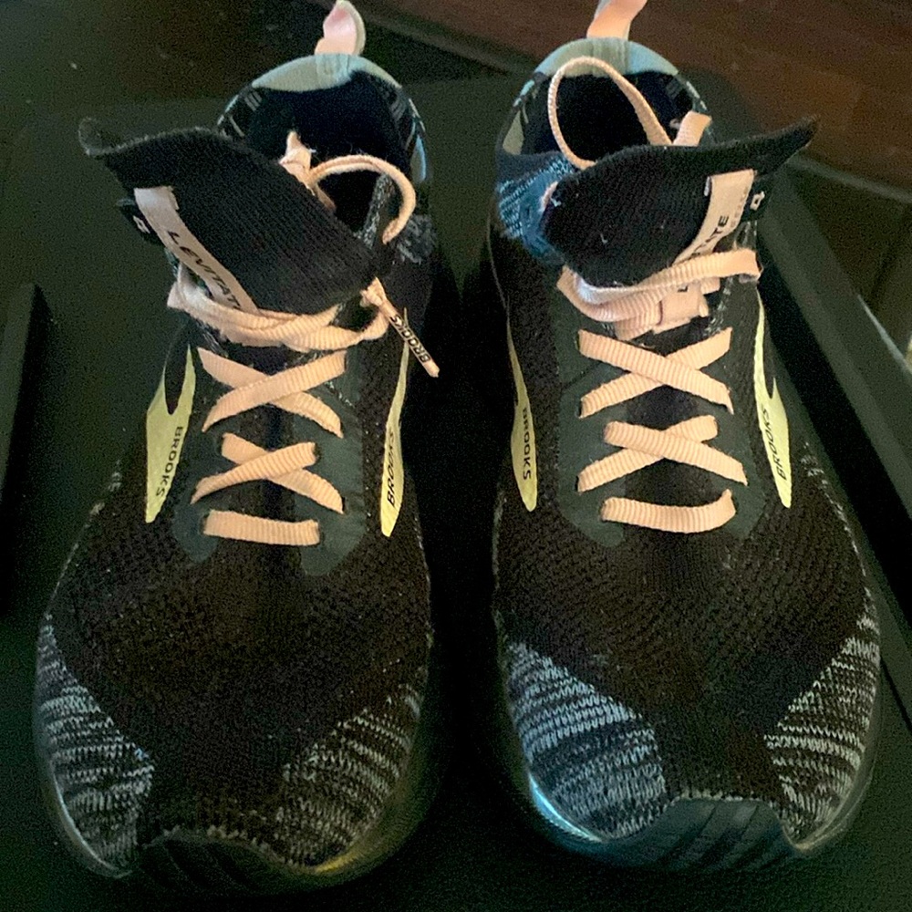Brooks Levitate running sneakers sz 9